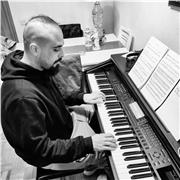 Graduado en magisterio, ofrezco una metodología adaptada a cada alumno con clases de refuerzo en matemáticas, lengua y música para niños y armonía para todas las edades (guitarra y piano)